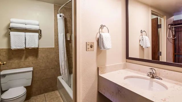 جناح بسريرين كوين، Best Western Red Hills 6/9