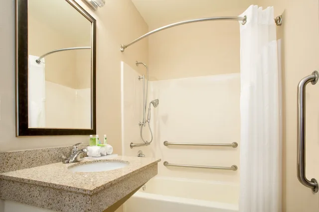 جناح بسرير كينج بمنطقة جلوس، Holiday Inn Express Hotel Suites Muncie 3/4