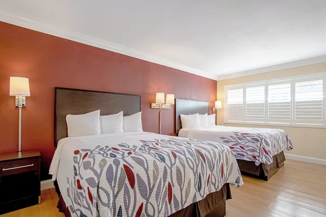 جناح كومفورت بسريرين كوين مع أريكة بمطبخ، Red Roof Inn & Suites Monterey 2/6