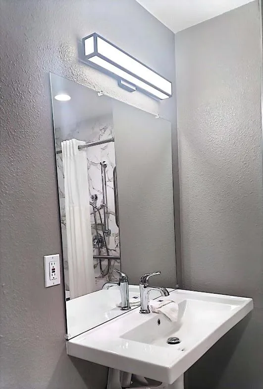 Room, Quadruple, Accessible, Motel6 Seattle, WA - South 9/10