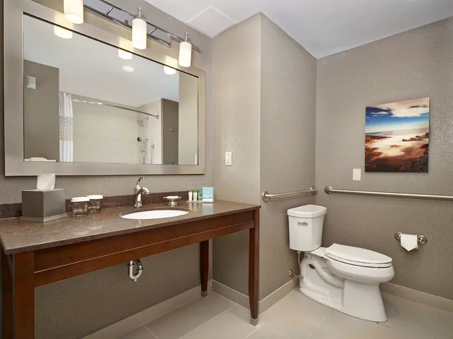 غرفة بسريرين كوين بغرفة نوم واحدة، HAMPTON INN BY HILTON HALIFAX DOWNTOWN 10/10