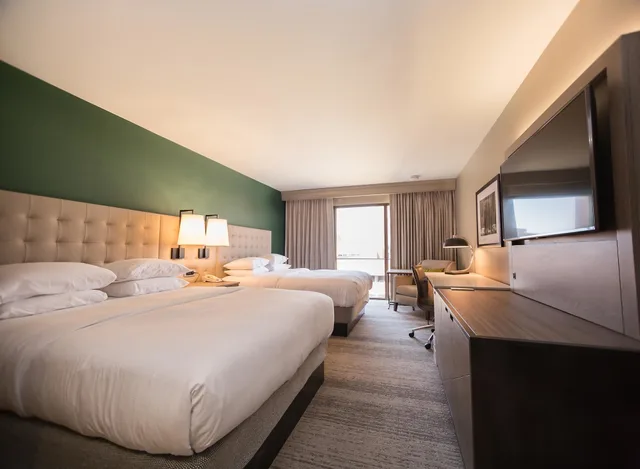 غرفة بسريرين كوين بإطلالة على المسبح بشرفة، Hilton Birmingham Downtown at UAB 4/10