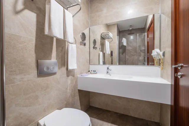 غرفة بسرير مزدوج بشرفة بمطبخ، Park By Clover Hotel 4/4