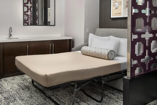 غرفة تنفيذية بسرير كينج بإطلالة على المدينة مع أريكة، Courtyard By Marriott San Diego Downtown 5/7