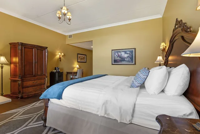 Signature, King Bed, Sofa, Jetted Tub, Christies Mill Waterfront Resort and Spa 4/10