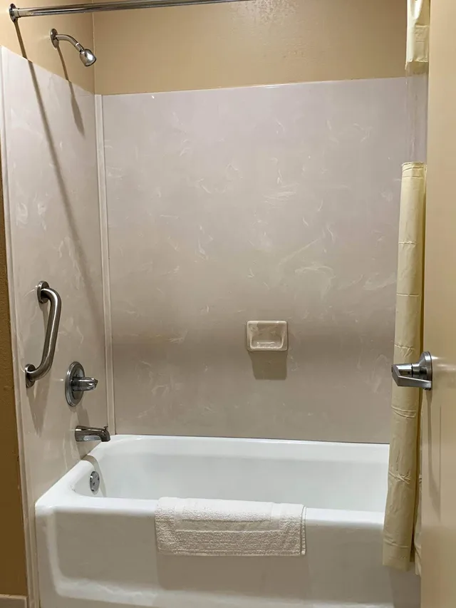غرفة قياسية بسرير كينج للمدخنين، Weston Inn Suites 4/4