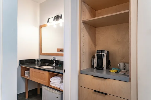 غرفة بسرير كوين، Swiss Chalet Motel 3/3