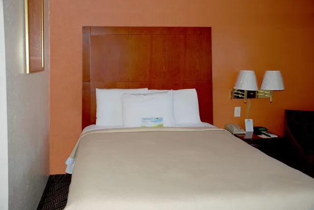 غرفة قياسية بسرير كوين، Days Inn By Wyndham Dyersburg 3/4