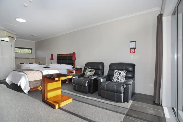 Studio, Queen Bed, Kitchenette, City Corporate Motor Inn 3/6