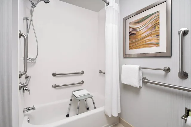 غرفة بسرير كينج مع أريكة، Courtyard Raleigh North/Triangle Town Center 2/3