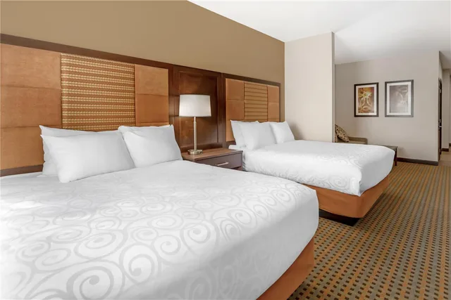 غرفة بسريرين كوين مع أريكة بمطبخ صغير، Best Western Plus Hinton Inn and Suites 1/3