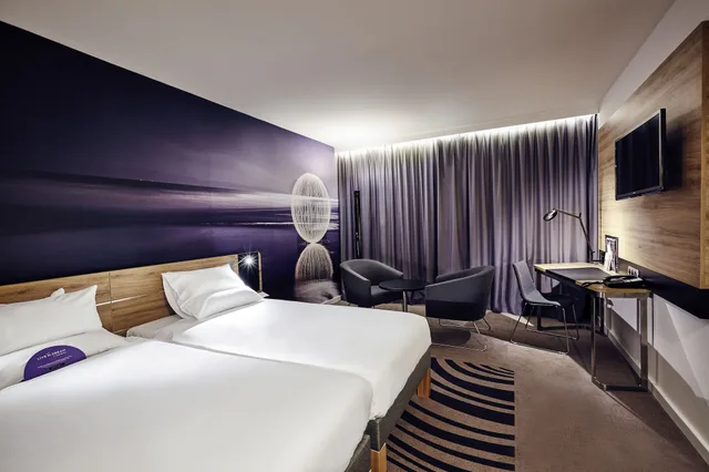 غرفة كلاسيكية بسرير مزدوج وسرير فردي بإطلالة على المسبح، NOVOTEL LIMOGES LE LAC 6/10
