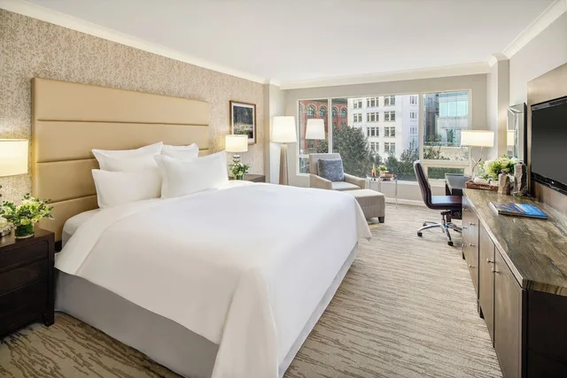Fairmont, Queen Bed, City View، Fairmont Waterfront 2/2