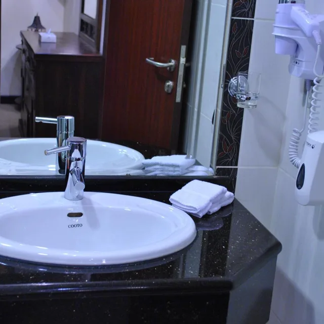 غرفة ثلاثية، LARSA HOTEL 8/9