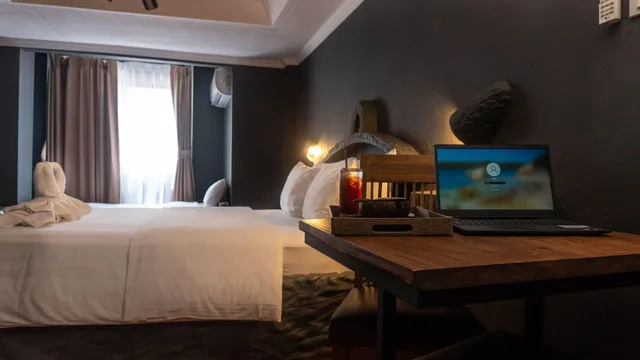 غرفة بسرير مزدوج وسرير فردي مع أريكة، Harrys Steakhouse & Beach Hotel 3/3