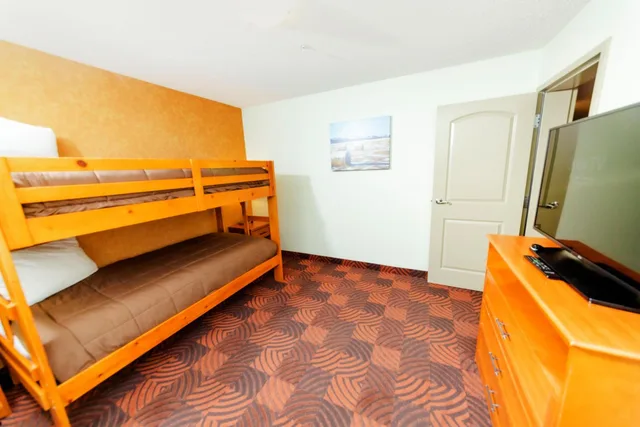 جناح بسرير كينج وسرير بطابقين بغرفتين، Service Plus Inns and Suites Calgary 4/6