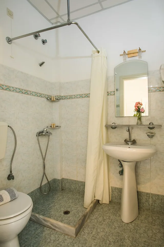 غرفة بسريرين منفصلين بإطلالة على الجبل، Paradise Inn 4/4