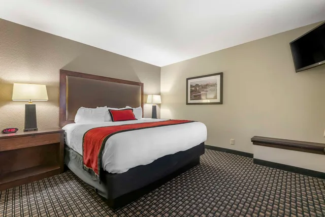 جناح بسرير كينج مع أريكة، Best Western Plus Ramkota Hotel 2/2