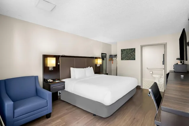 غرفة بسرير كينج لذوي الإعاقة، Quality Inn & Suites Monticello Ar 3/6