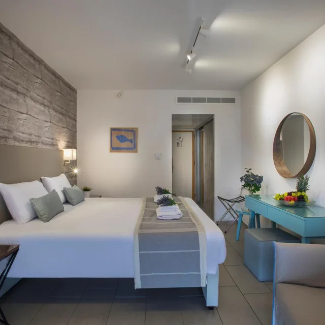 جناح بغرفة نوم واحدة مع أريكة، Leonardo Plaza Cypria Maris Beach Hotel And Spa - Adults Only 1/2