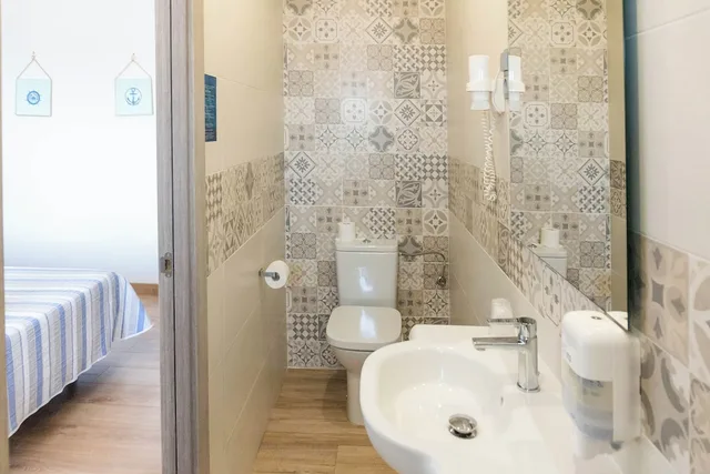 غرفة ديلوكس بسرير كوين بإطلالة على البحر بشرفة، Hotel Planas 6/9