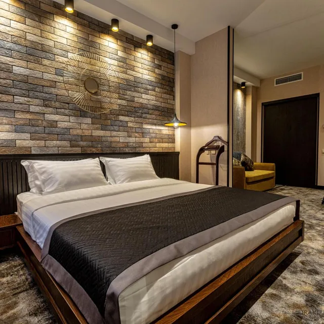 غرفة قياسية بسرير كينج مع أريكة، Hotel Adamo Tbilisi 1/4