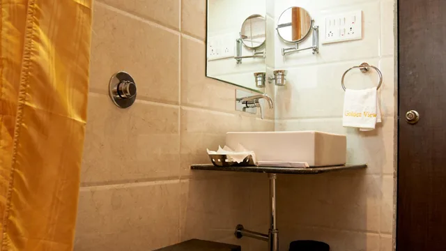 غرفة ديلوكس عائلية بأربعة أسرّة وسريرين كينج وسرير فردي، Hotel Golden View 5/5
