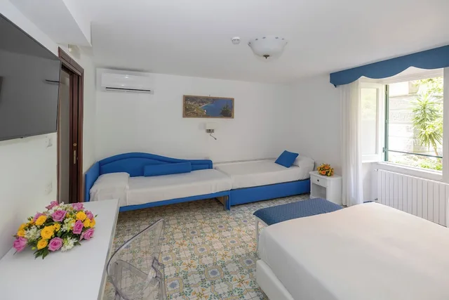 غرفة كلاسيكية رباعية بسرير مزدوج وسريرين منفصلين، Hotel Amalfi 6/10