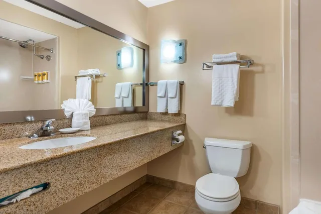 جناح بسرير كينج وسرير كوين مع أريكة بحوض استحمام لذوي الإعاقة، Best Western Plus Capitola By the Sea Inn Suites 4/7