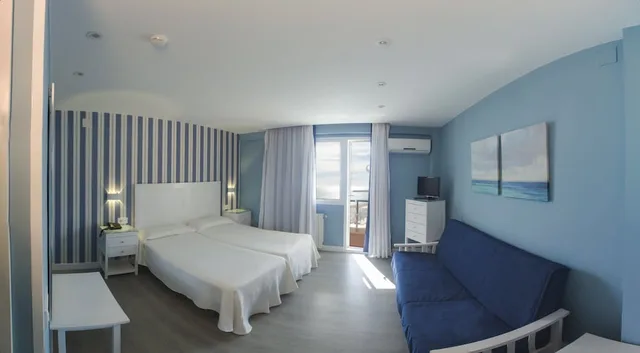 غرفة بسرير كوين بإطلالة على المسبح والبحر، La Barracuda Hotel 8/10