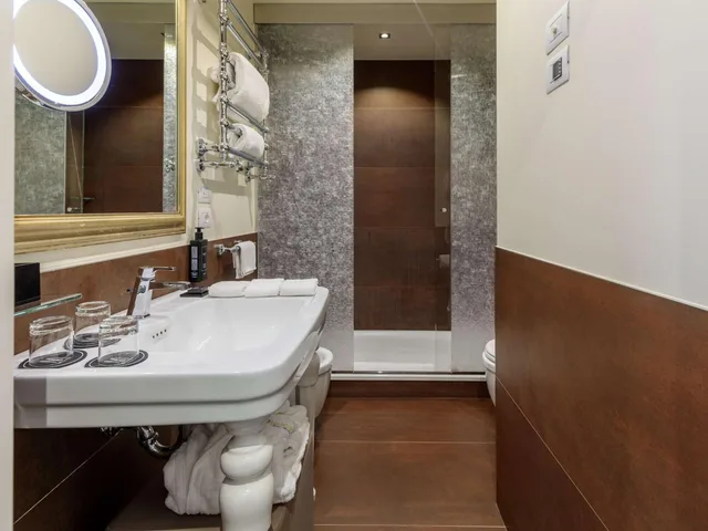 غرفة سوبيريور ثلاثية، Papadopoli Hotel Venezia - MGallery Collection 8/9