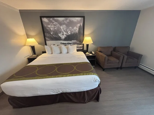 Room, King Bed, Super 8 by Wyndham Macleod Trail Calgary 1/4