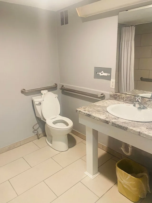 غرفة بسرير كينج للمدخنين، American Inn North Kansas City 8/10