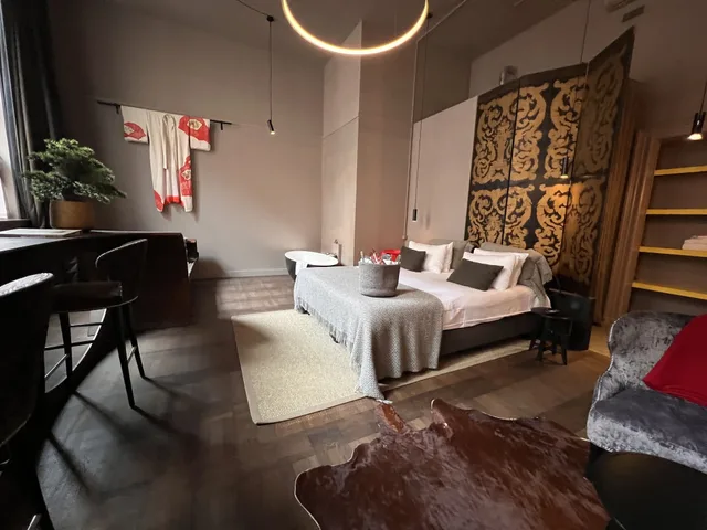 جناح رئاسي بسرير كينج بحوض استحمام في الطابق الأرضي، Boutiquehotel Staats 10/10