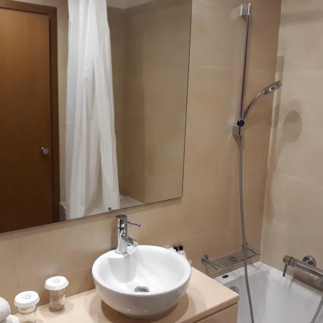 غرفة بسريرين منفصلين بإطلالة على البحر، El Greco Hotel 3/5