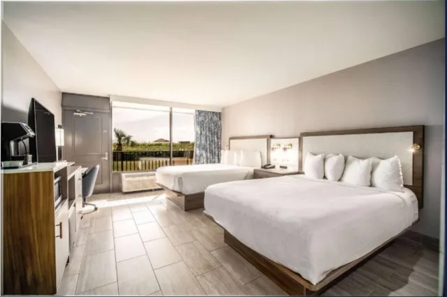 Room, 2 Queen Beds, Pool or Ocean View, Balcony، La Quinta Inn & Suites by Wyndham Cocoa Beach Oceanfront 3/6