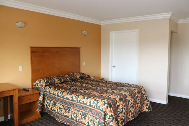 غرفة قياسية مفردة بسرير كوين لذوي الإعاقة، Fullerton Lodge 1/1