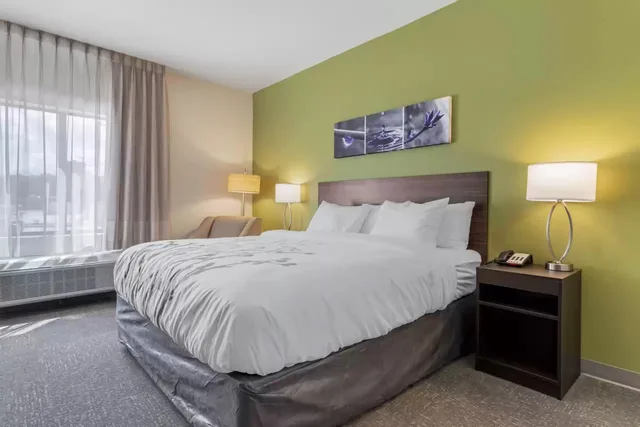 Efficiency, King Bed، Sleep Inn & Suites Liberty TX 2/3