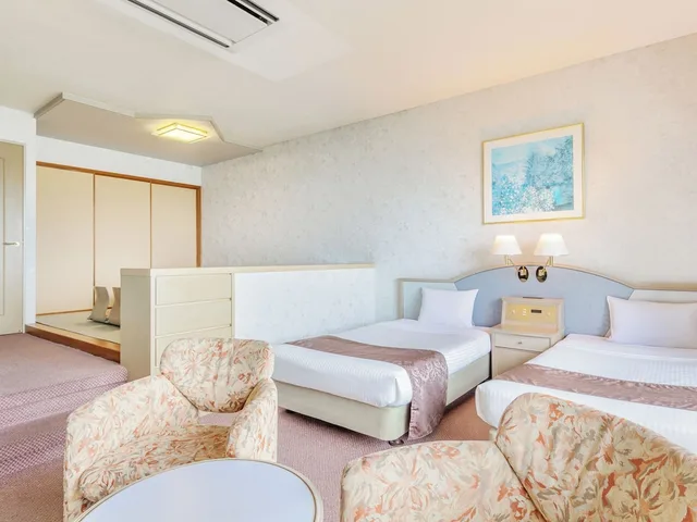 غرفة يابانية غربية قياسية بسريرين منفصلين وفرشتي فوتون بإطلالة على البحر، Hotel Altia Toba 1/3