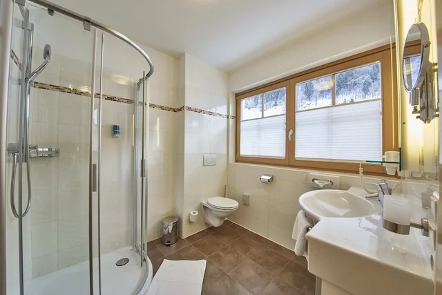 غرفة قياسية ثلاثية بسرير كوين بشرفة مع أريكة في الملحق، Hotel Romerhof 5/5