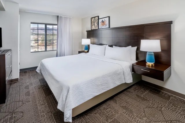 جناح بسرير كينج بإطلالة على الجبل بغرفة نوم واحدة، Staybridge Suites Co Springs Air Force Academy 2/6