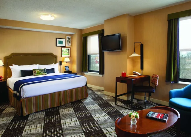 جناح جونيور بسرير كينج مع أريكة لذوي الإعاقة، Lincoln Hotel 1/7