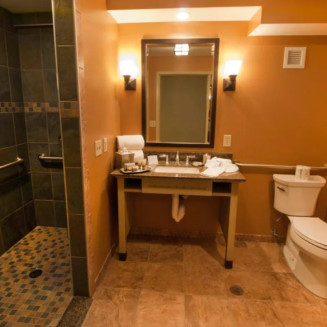 Room, King Bed, Village View, Sofa, Accessible، 1000 Islands Harbor Hotel 3/3