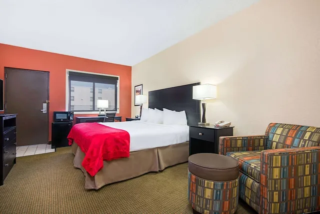 Room, King Bed, Atrium View، The Eddie Hotel Gillette 2/4