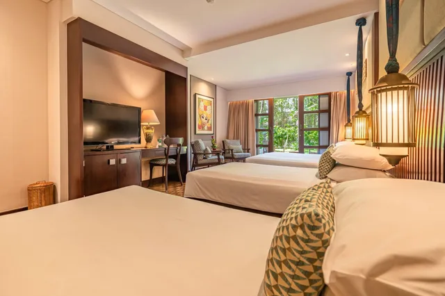 غرفة عائلية بسرير كينج وسريرين منفصلين بإطلالة على الحديقة، Bintang Bali Resort 1/3