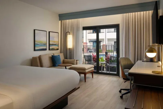 غرفة بسرير كينج بشرفة مع أريكة، Courtyard Orlando Airport 11/18