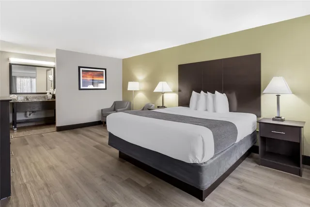 غرفة قياسية بسرير كينج، Best Western Asheville -Blue Ridge Parkway 1/4