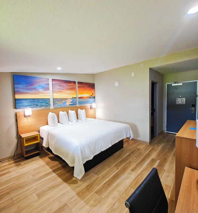 غرفة قياسية بسرير كينج، Days Inn by Wyndham Ocala North 4/10