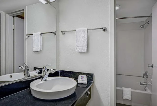 Standard, 2 Queen Beds, Motel6 Tallahassee, FL - Downtown 4/4