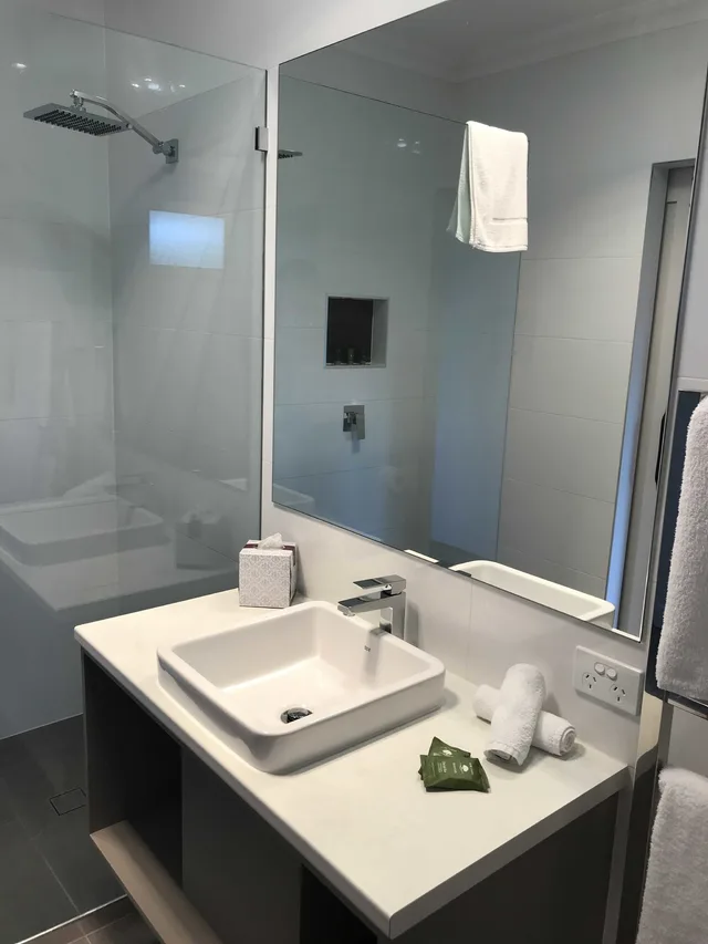 Family, 1 Queen and 1 Single Bed, Sofa, Clouds Of Montville 2/2
